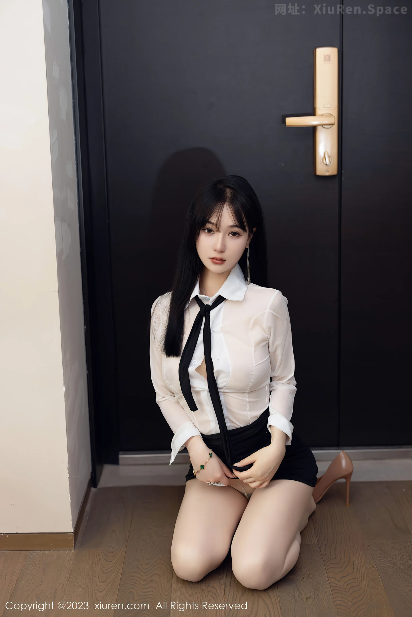 图片[2]-[XiuRen秀人网]2023.05.10 VOL.6710 柚琪Rich 紧身透视OL制服与黑色短裙加肉丝美腿性感私房写真集-秀人网官方网站